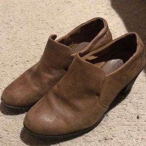 Low thick heeled bootie heel